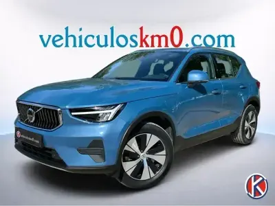 Käytetty Volvo XC40 Core 211 HP (155 kW) 2023 Sininen Katumaasturi