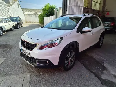 Usado Peugeot 2008 Allure 100 CV (73 kW) 2018 Blanco SUV