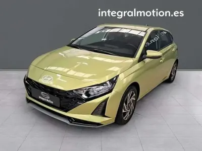 Usado Hyundai i20 101 CV (74 kW) 2024 Verde Utilitario