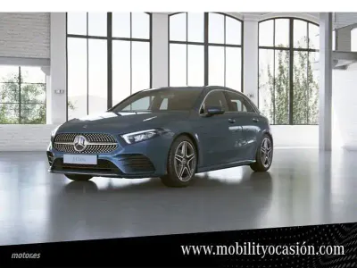 Usado Mercedes A180 AMG line 116 CV (85 kW) 2021 Denim blue  metallic paint Berlina