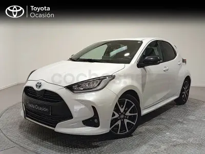 Käytetty Toyota Yaris Hybrid Style 116 HP (85 kW) 2021 Valkoinen Sedan