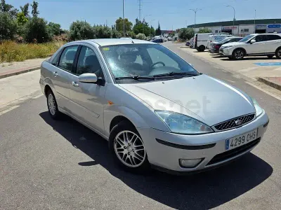Usado Ford Focus Ghia 100 CV (73 kW) 2003 Gris / plata Berlina