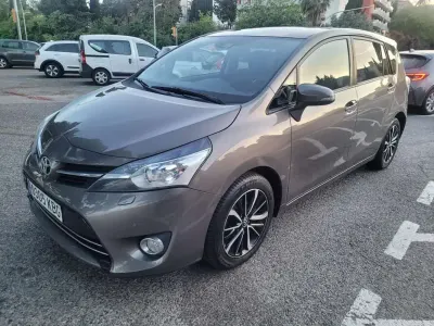 Käytetty Toyota Verso Advance 132 HP (97 kW) 2017 Harmaa Tila-auto