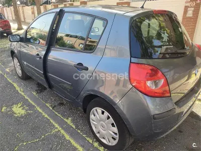 Usado Renault Clio II Dynamique 85 CV (62 kW) 2005 Azul Berlina