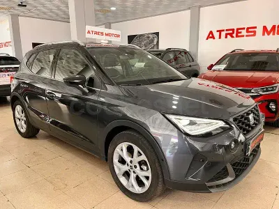 Usado Seat Arona FR 115 CV (84 kW) 2025 Gris / plata SUV