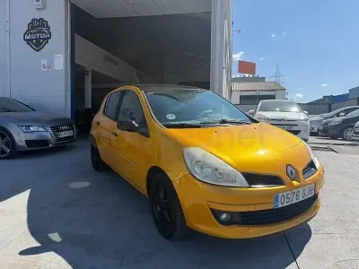 Usado Renault Clio II 85 CV (62 kW) 2009 Amarillo Berlina