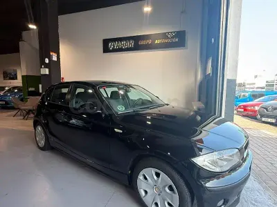 Usado BMW 118 122 CV (89 kW) 2005 Negro Utilitario