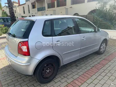 Usado VW Polo Trendline 75 HP (55 kW) 2002 Cinzento Sedan
