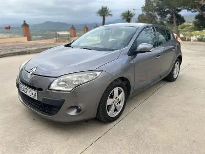 Begagnad Renault Mégane Dynamique 105 HK (77 kW) 2009 Brun Sedan