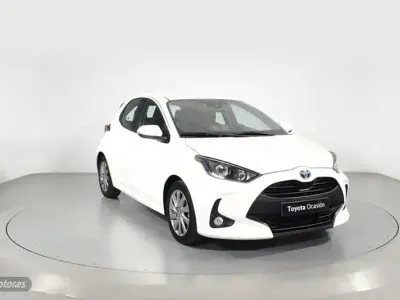 Usado Toyota Yaris Hybrid Active 116 CV (85 kW) 2022 Blanco Berlina