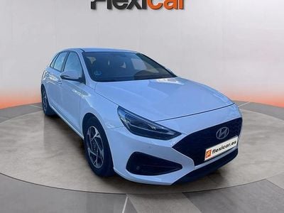 Usado Hyundai i30 121 CV (88 kW) 2024 Blanco Berlina