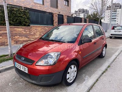 Usado Ford Fiesta Ambiente 70 CV (51 kW) 2006 Rojo Utilitario