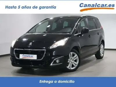 Usado Peugeot 5008 Style 120 CV (88 kW) 2016 Rojo Monovolumen