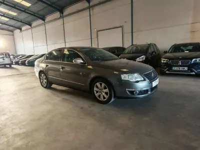 Usado VW Passat Sportline 140 CV (102 kW) 2006 Gris Berlina