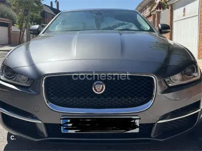 Usado Jaguar XE Portfolio 180 CV (132 kW) 2015 Gris / plata Berlina