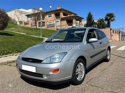 Usado Ford Focus Trend 100 CV (73 kW) 2002 Gris / plata Berlina