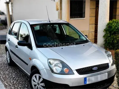 Usado Ford Fiesta Ambiente 70 CV (51 kW) 2008 Gris / plata Utilitario