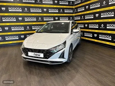 Usado Hyundai i20 100 CV (73 kW) 2023 Gris / plateado Utilitario
