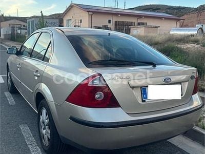 Usado Ford Mondeo Ghia 155 CV (114 kW) 2005 Beige Berlina