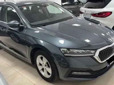 Usado Skoda Octavia Ambition 150 CV (110 kW) 2021 Gris Utilitario