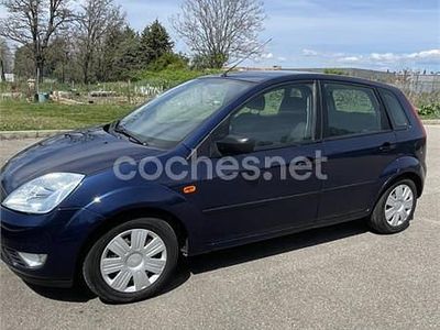 Usado Ford Fiesta Trend 80 CV (58 kW) 2003 Azul Utilitario