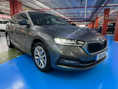 Usado Skoda Octavia Ambition 150 CV (110 kW) 2023 Gris / plata Familiar