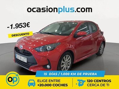 Usado Toyota Yaris Hybrid Active 116 CV (85 kW) 2022 Rojo