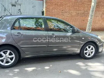 Usado Toyota Corolla Sol 110 CV (80 kW) 2004 Gris / plata Berlina