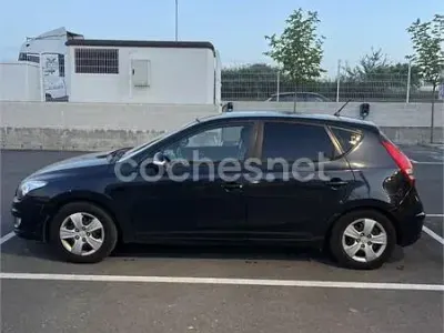 Usado Hyundai i30 Comfort 90 CV (66 kW) 2010 Negro Berlina