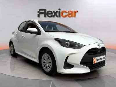 Usado Toyota Yaris Hybrid Active 116 CV (85 kW) 2023 Negro Berlina