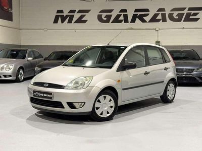 Usado Ford Fiesta Trend 80 CV (58 kW) 2003 Gris / plata Utilitario