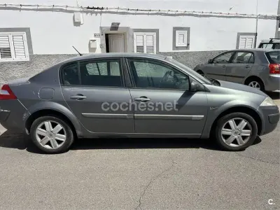 Usado Renault Mégane Privilege 98 CV (72 kW) 2005 Marrón Berlina