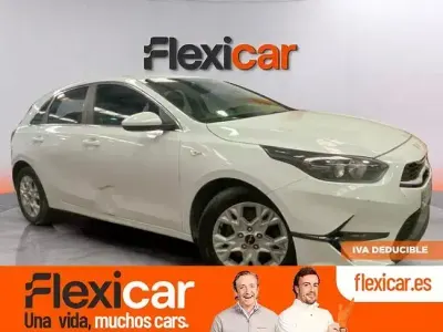Begagnad Kia Ceed 136 HK (100 kW) 2023 Vit Halvkombi