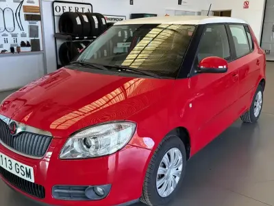 Usado Skoda Fabia 60 CV (44 kW) 2009 Rojo Berlina