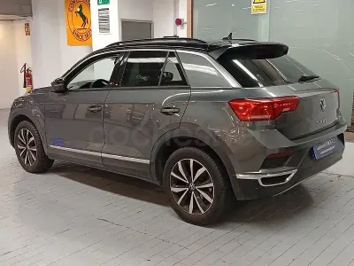 Usado VW T-Roc Advance 110 CV (80 kW) 2021 Gris / plata SUV