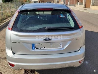 Usado Ford Focus Trend 90 CV (66 kW) 2008 Gris / plata Berlina