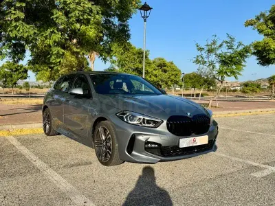 Usado BMW 118 150 CV (110 kW) 2024 Gris / plata Utilitario