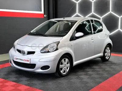 Usado Toyota Aygo Connect Style 68 CV (50 kW) 2011 Gris / plata Utilitario