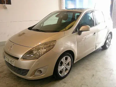 Usado Renault Grand Scénic Bose Edition 130 CV (95 kW) 2011 Beige Monovolumen