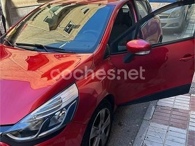 Usado Renault Clio IV Dynamique 90 CV (66 kW) 2015 Rojo Berlina
