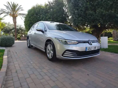 Usado VW Golf VIII 115 CV (84 kW) 2022 Gris / plata Berlina
