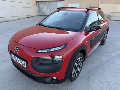 Usado Citroën C4 Cactus Feel 99 CV (72 kW) 2017 Rojo Utilitario