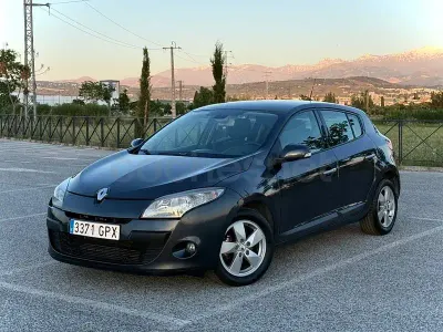 Usado Renault Mégane Dynamique 105 CV (77 kW) 2009 Gris / plata Berlina