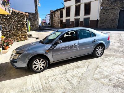 Azul Usado 2001 Ford Mondeo Ambiente Berlina | 2500 €