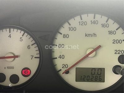 Violeta / lila Usado 2000 Ford Fiesta Trend Utilitario | 2200 €