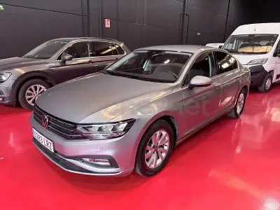 Usado VW Passat Business 122 CV (89 kW) 2021 Gris / plata Berlina