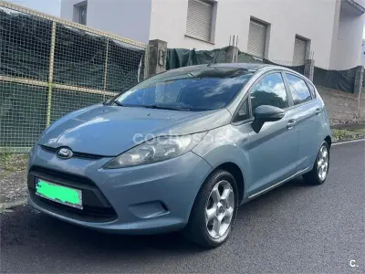 Usado Ford Fiesta Trend 82 CV (60 kW) 2009 Gris / plata Berlina
