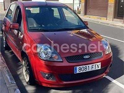 Usado Ford Fiesta Futura 80 CV (58 kW) 2007 Rojo Utilitario