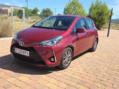Usado Toyota Yaris Hybrid Active 100 CV (73 kW) 2018 Rojo Berlina