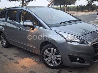 Usado Peugeot 5008 Style 130 CV (95 kW) 2015 Gris / plata Monovolumen